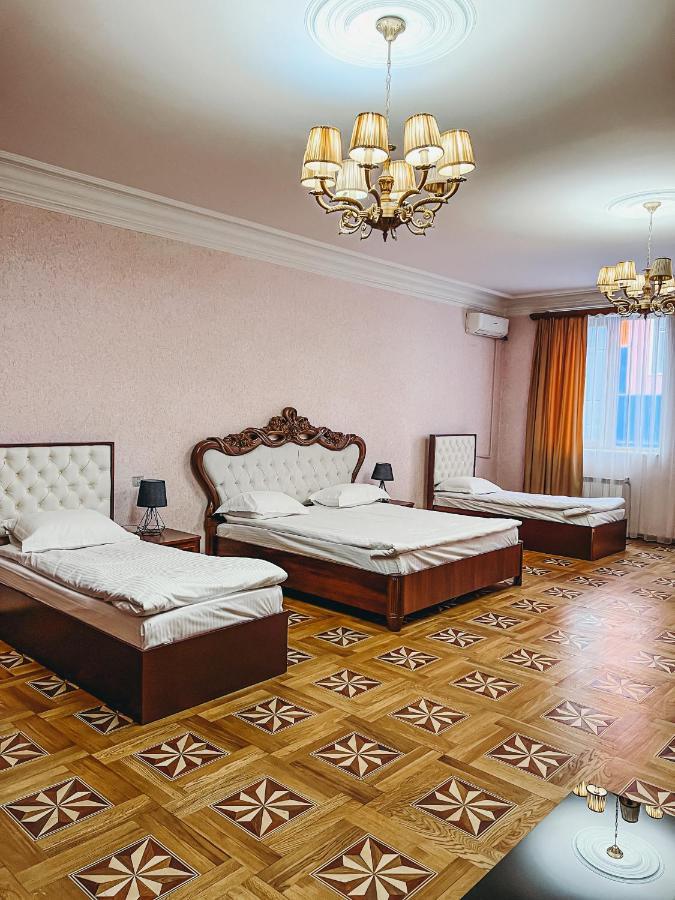 Castle Family Hotel Yerevan Bagian luar foto