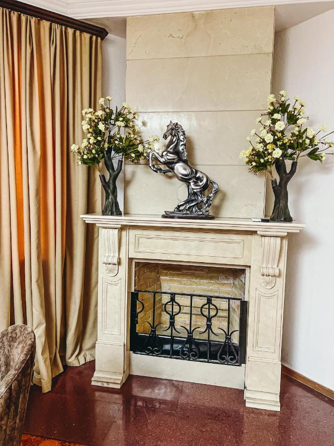 Castle Family Hotel Yerevan Bagian luar foto