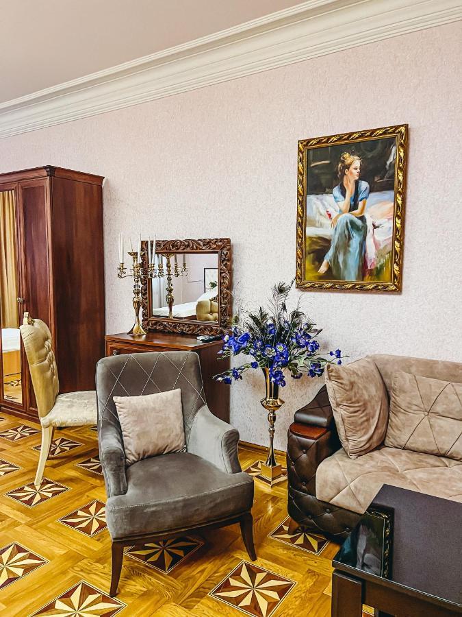 Castle Family Hotel Yerevan Bagian luar foto
