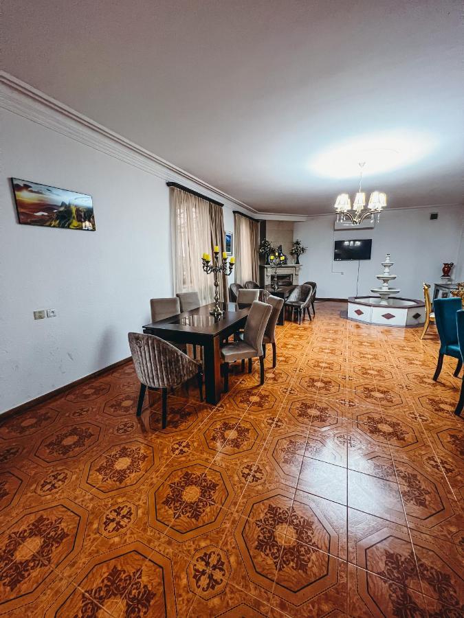 Castle Family Hotel Yerevan Bagian luar foto