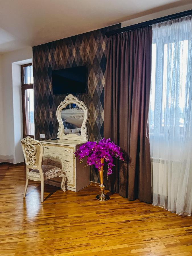 Castle Family Hotel Yerevan Bagian luar foto