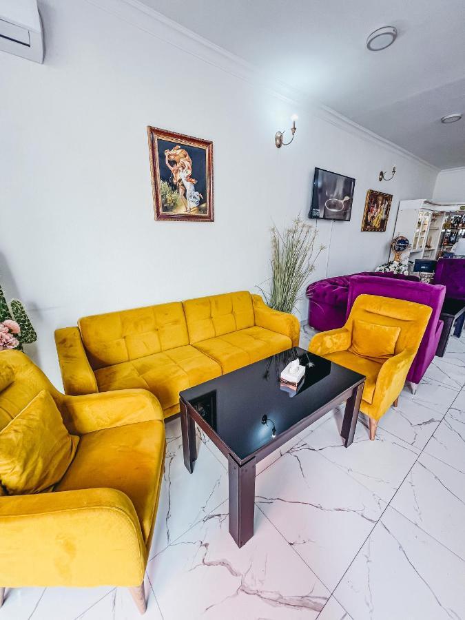 Castle Family Hotel Yerevan Bagian luar foto