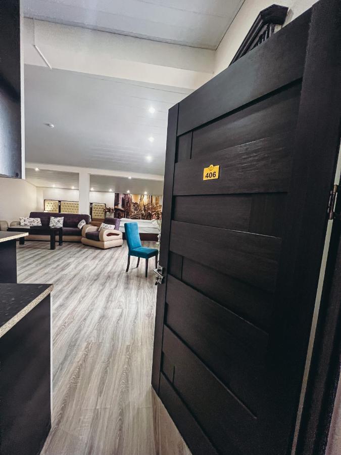 Castle Family Hotel Yerevan Bagian luar foto