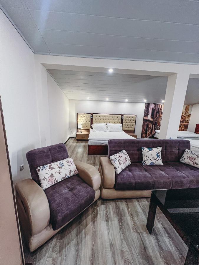 Castle Family Hotel Yerevan Bagian luar foto