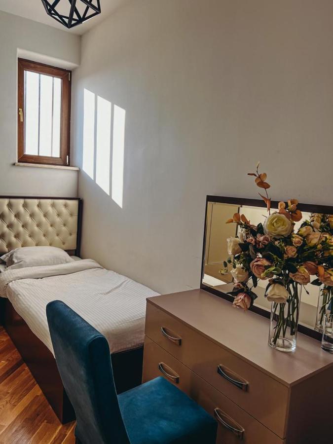 Castle Family Hotel Yerevan Bagian luar foto