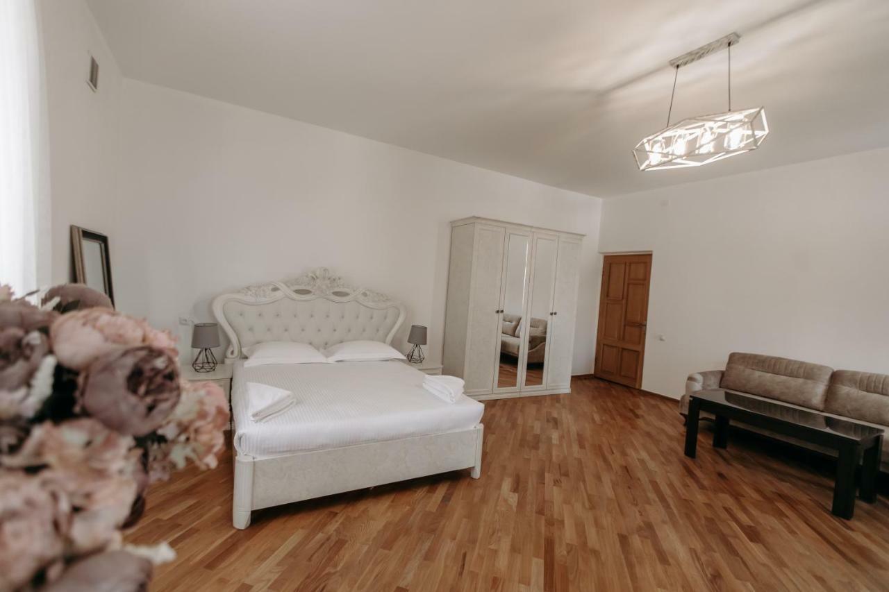 Castle Family Hotel Yerevan Bagian luar foto