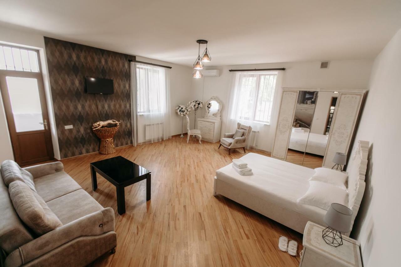 Castle Family Hotel Yerevan Bagian luar foto