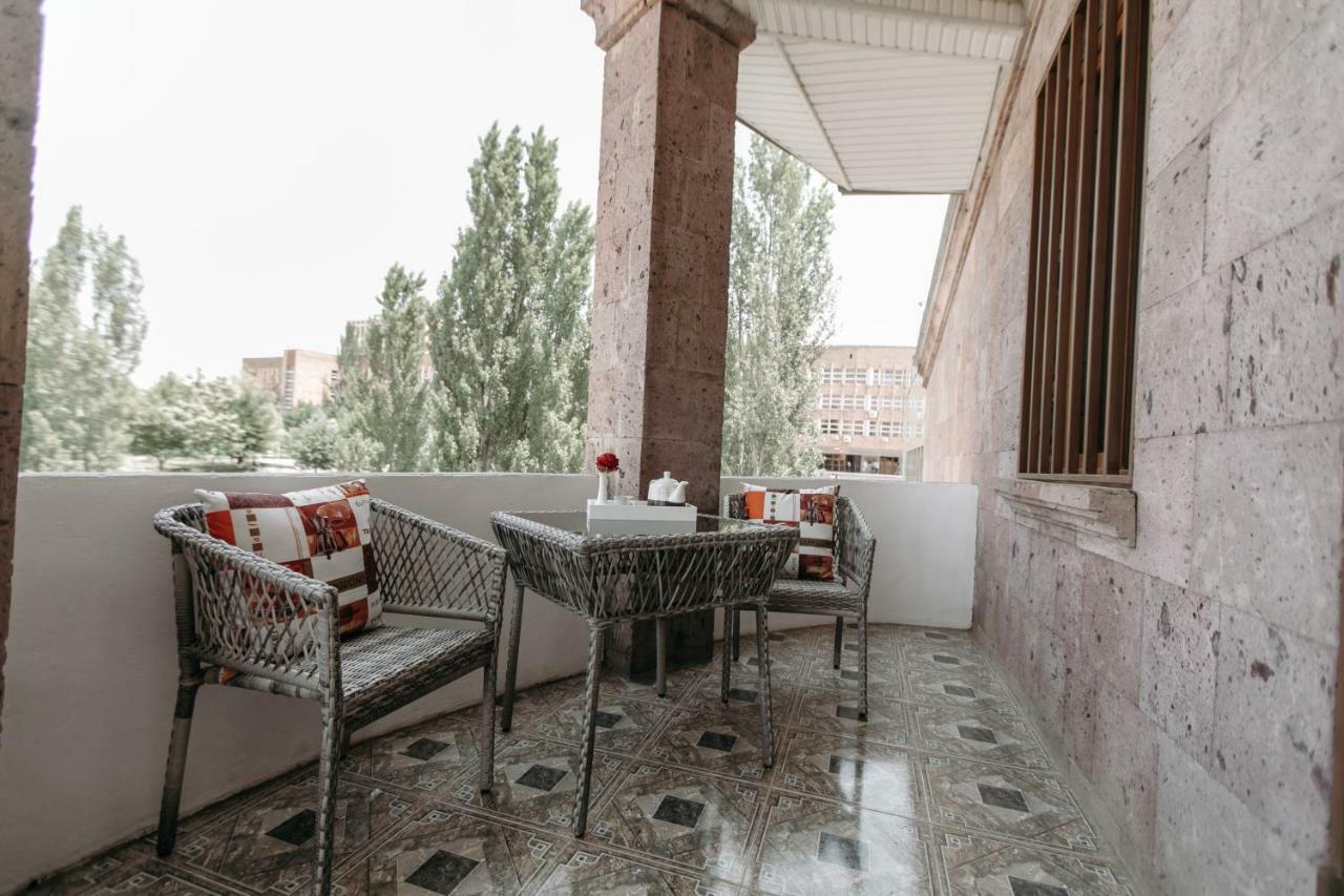 Castle Family Hotel Yerevan Bagian luar foto
