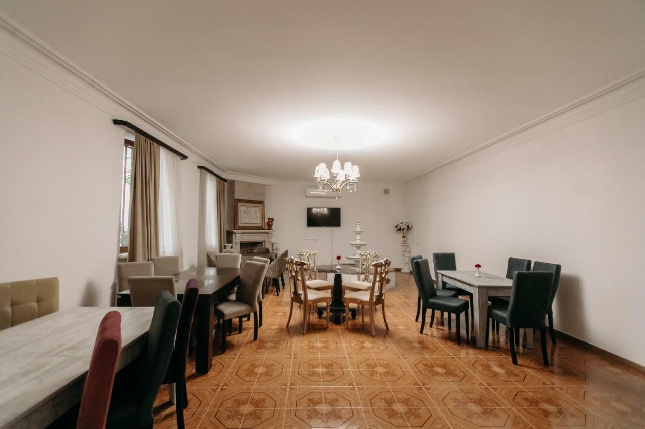 Castle Family Hotel Yerevan Bagian luar foto