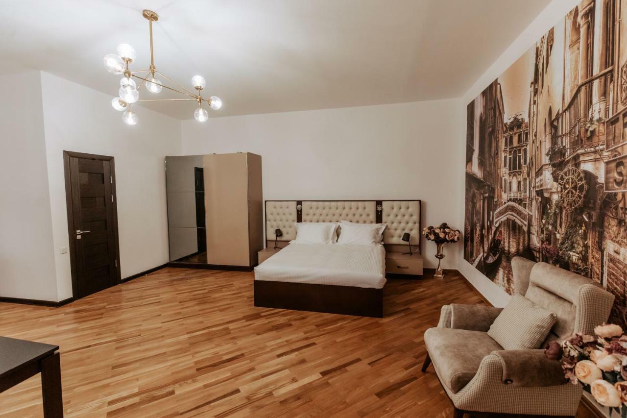 Castle Family Hotel Yerevan Bagian luar foto
