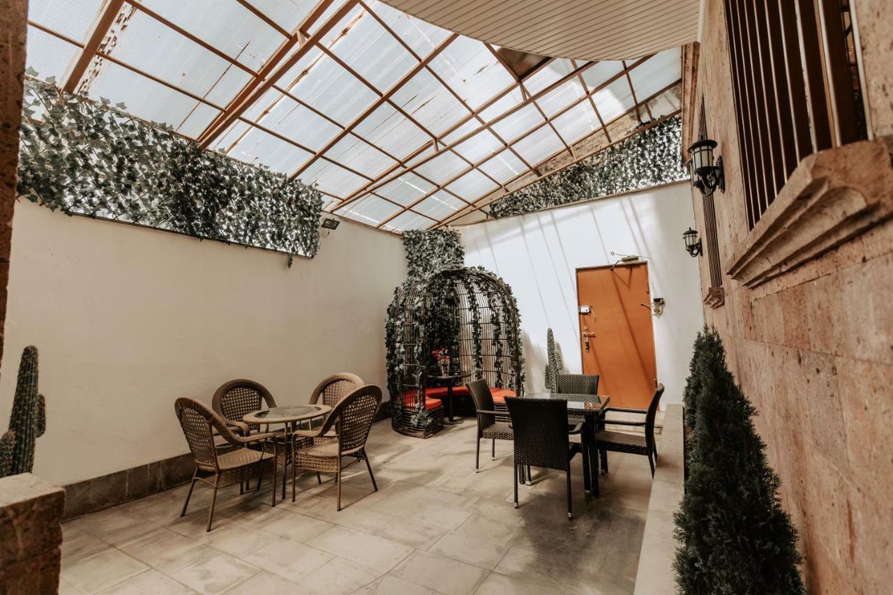 Castle Family Hotel Yerevan Bagian luar foto