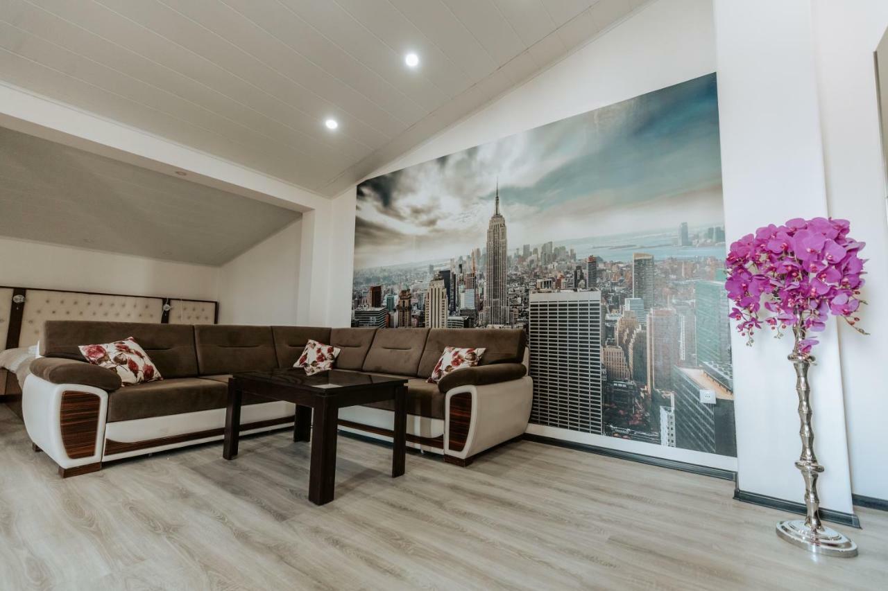 Castle Family Hotel Yerevan Bagian luar foto