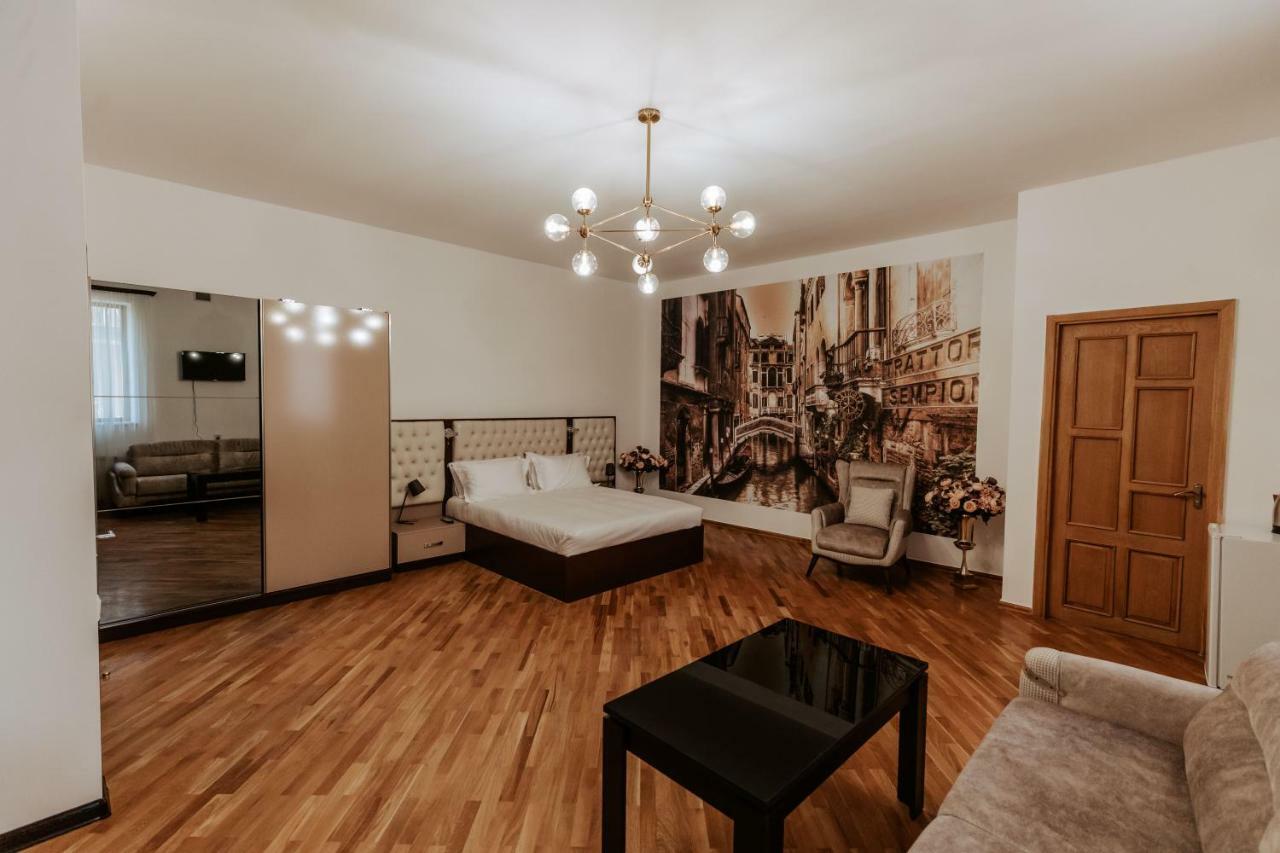 Castle Family Hotel Yerevan Bagian luar foto