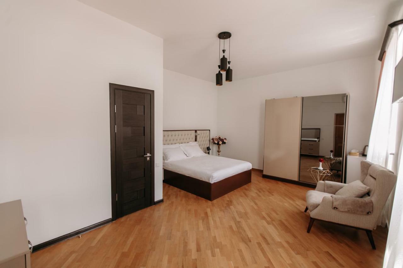 Castle Family Hotel Yerevan Bagian luar foto