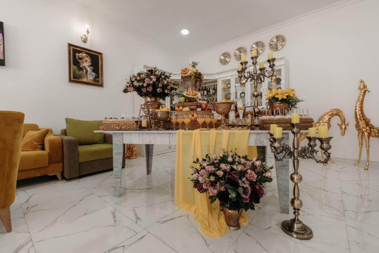 Castle Family Hotel Yerevan Bagian luar foto