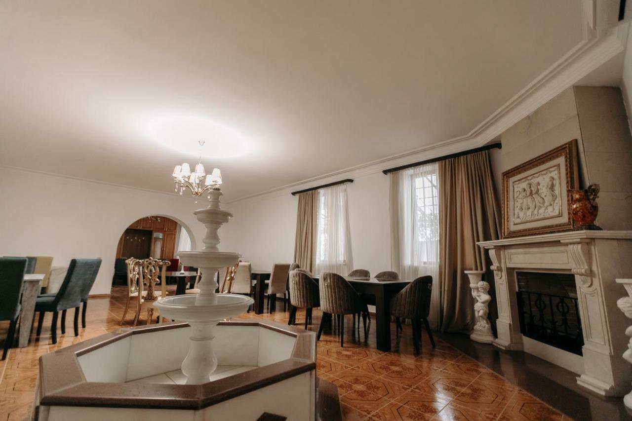 Castle Family Hotel Yerevan Bagian luar foto