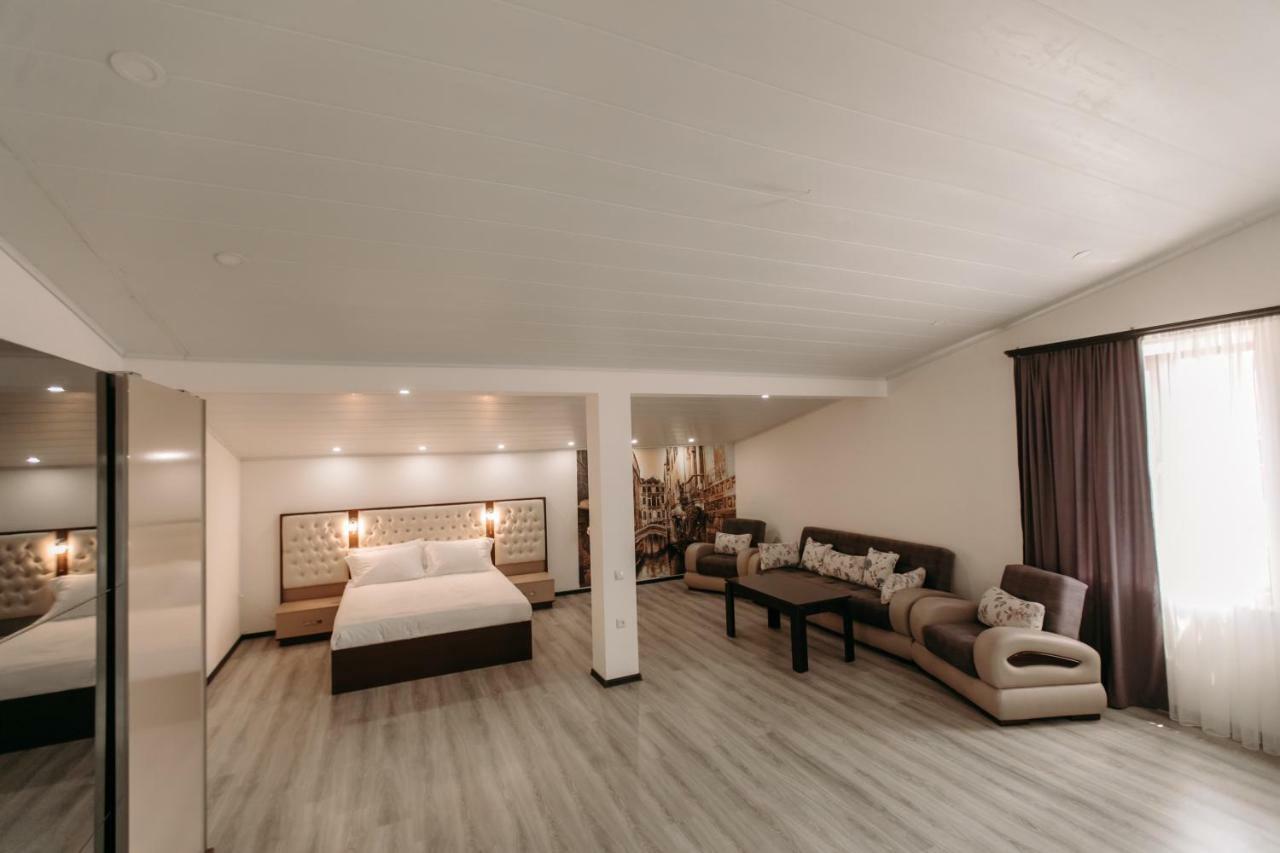 Castle Family Hotel Yerevan Bagian luar foto