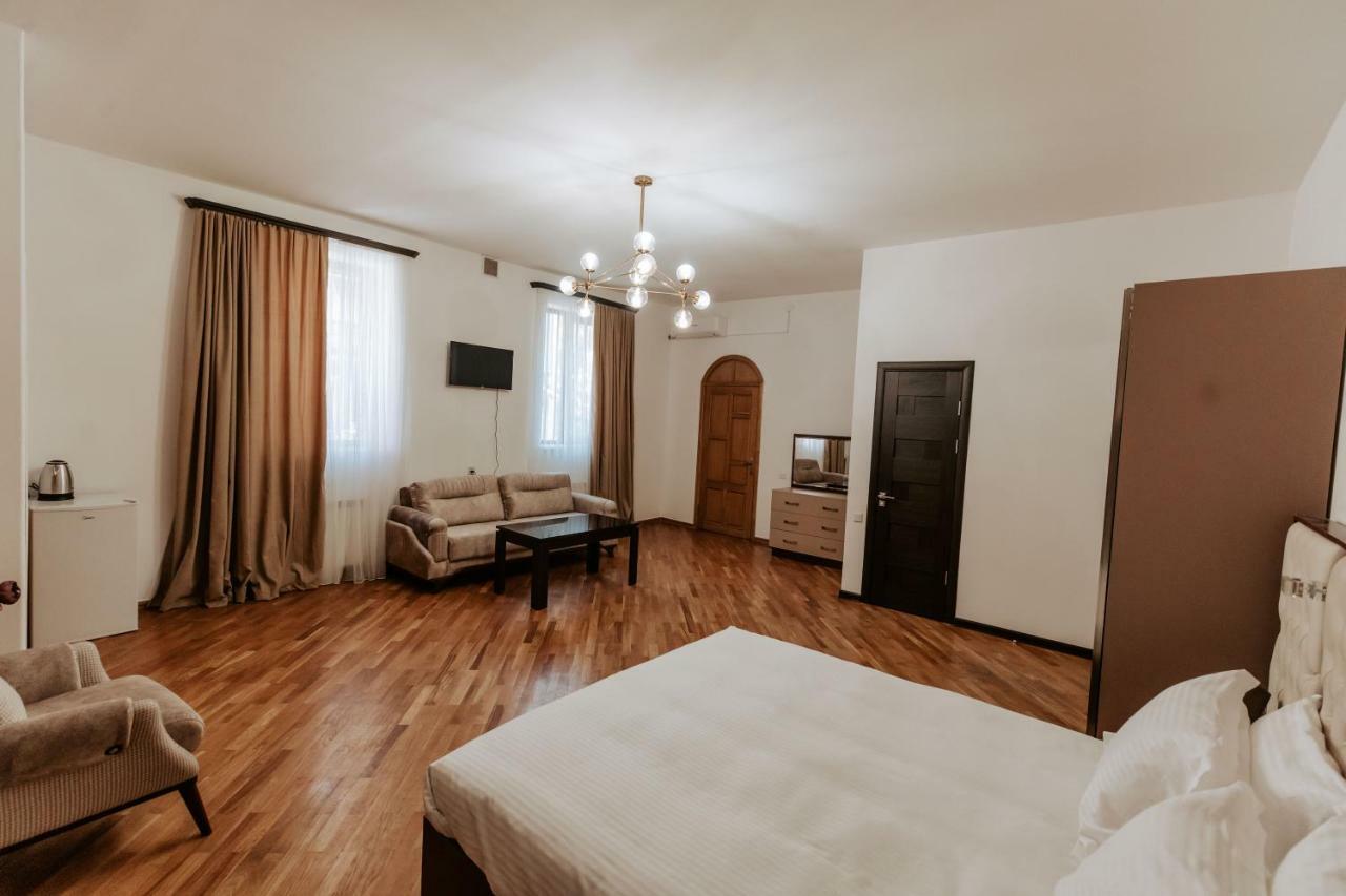 Castle Family Hotel Yerevan Bagian luar foto