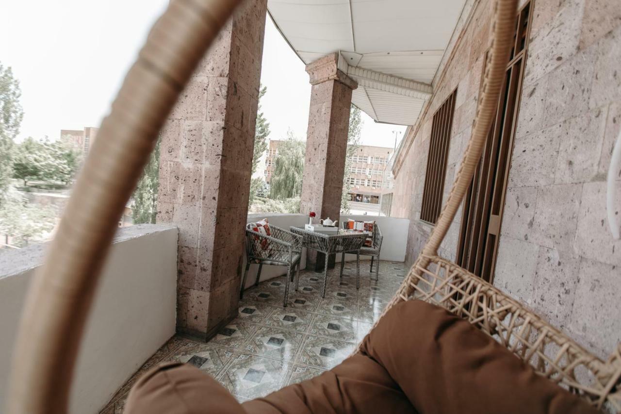 Castle Family Hotel Yerevan Bagian luar foto