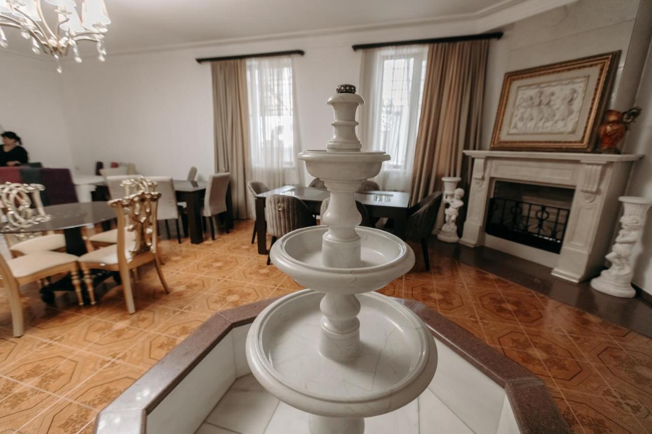 Castle Family Hotel Yerevan Bagian luar foto
